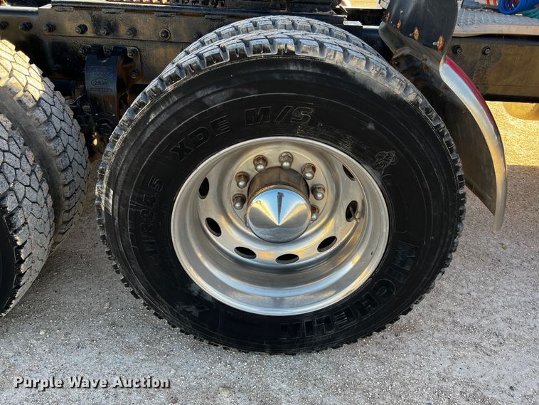 image for item DO8893 2002 Peterbilt 379  semi truck