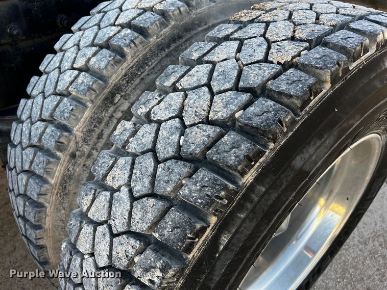 image for item DO8893 2002 Peterbilt 379  semi truck