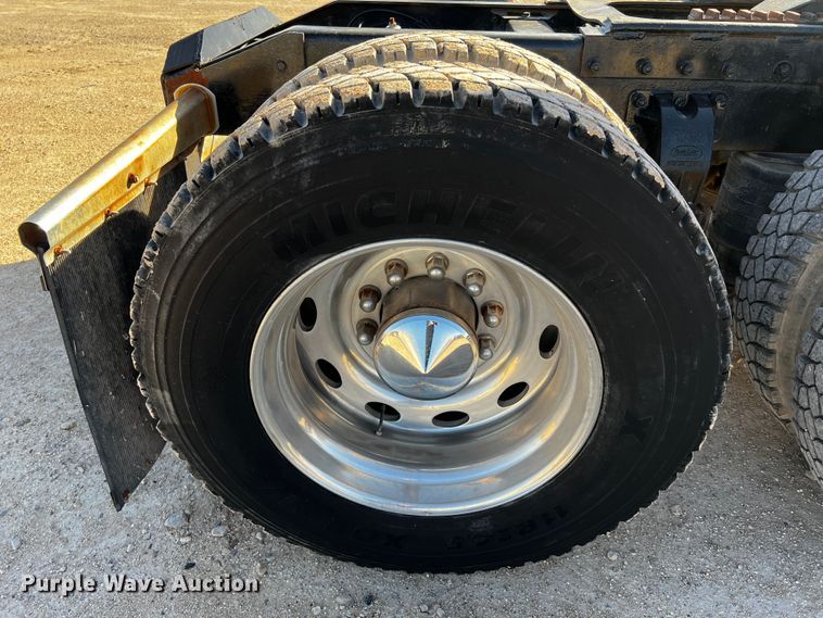 image for item DO8893 2002 Peterbilt 379  semi truck