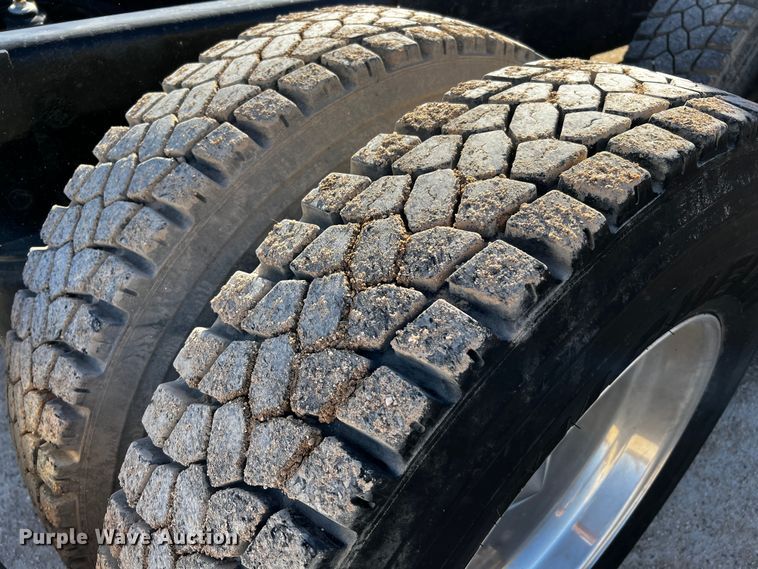 image for item DO8893 2002 Peterbilt 379  semi truck