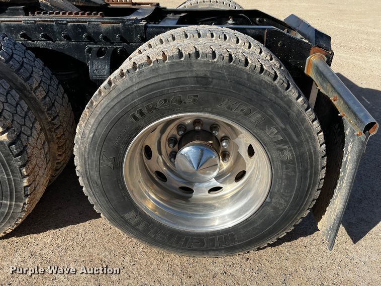 image for item DO8893 2002 Peterbilt 379  semi truck