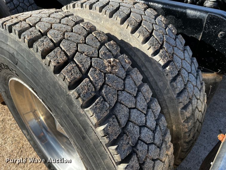 image for item DO8893 2002 Peterbilt 379  semi truck