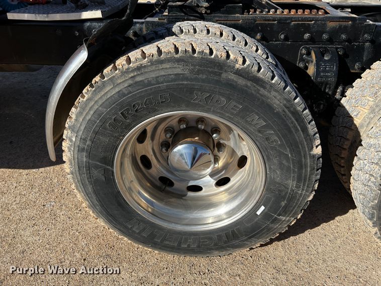 image for item DO8893 2002 Peterbilt 379  semi truck