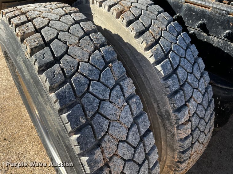 image for item DO8893 2002 Peterbilt 379  semi truck