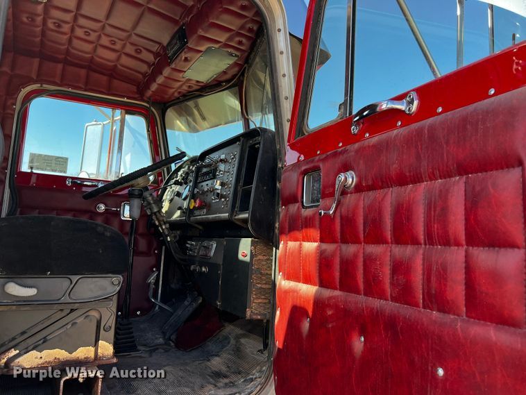 image for item DO8894 1984 Peterbilt 359  semi truck