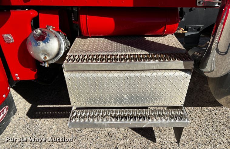 image for item DO8894 1984 Peterbilt 359  semi truck