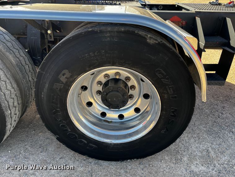 image for item DO8894 1984 Peterbilt 359  semi truck