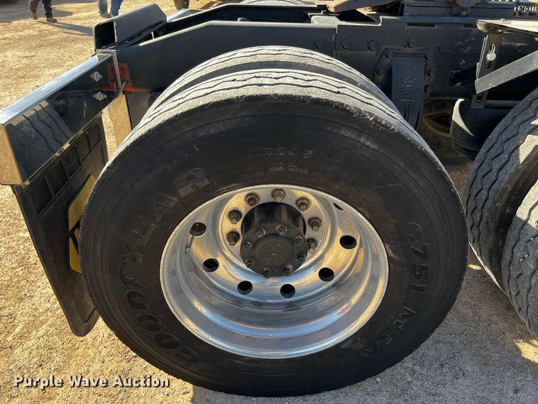 image for item DO8894 1984 Peterbilt 359  semi truck