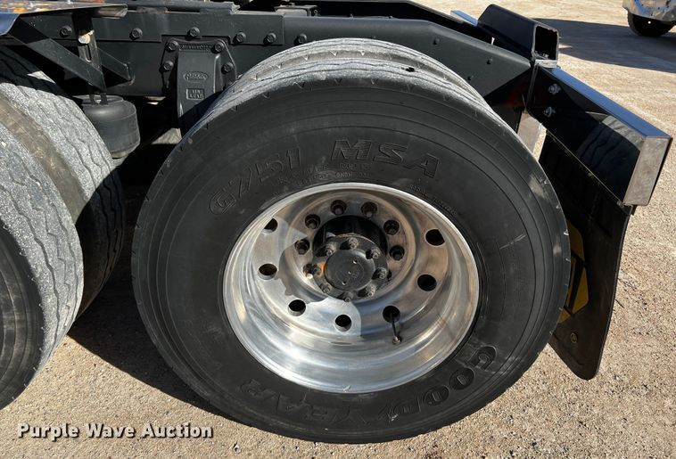 image for item DO8894 1984 Peterbilt 359  semi truck