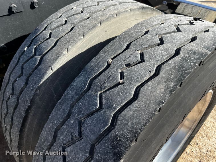 image for item DO8894 1984 Peterbilt 359  semi truck