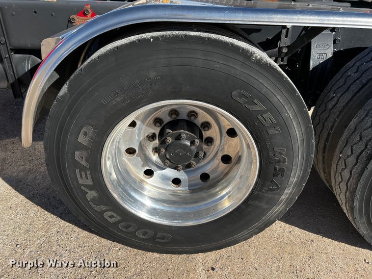 image for item DO8894 1984 Peterbilt 359  semi truck