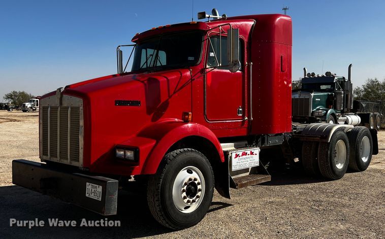 image for item DO8895 2000 Kenworth T800 semi truck