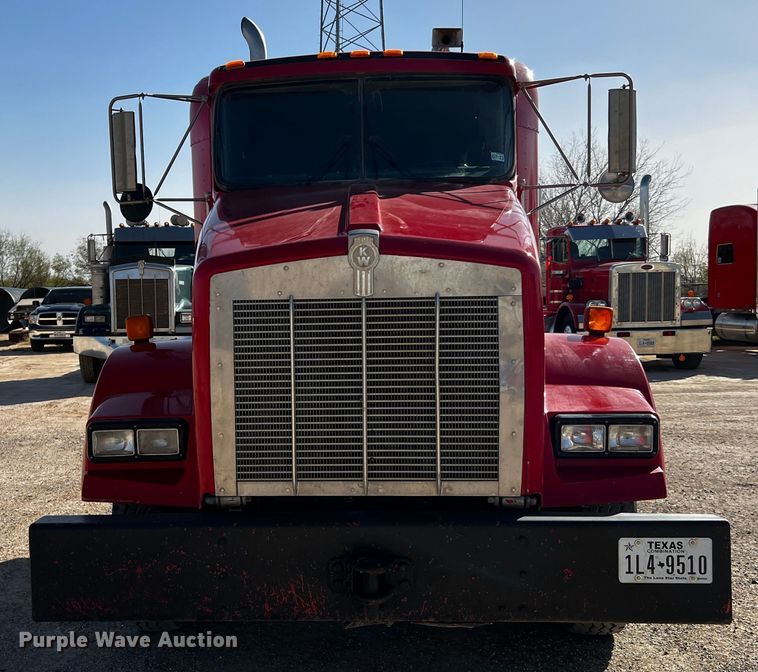 image for item DO8895 2000 Kenworth T800 semi truck