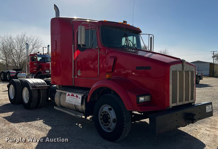 image for item DO8895 2000 Kenworth T800 semi truck