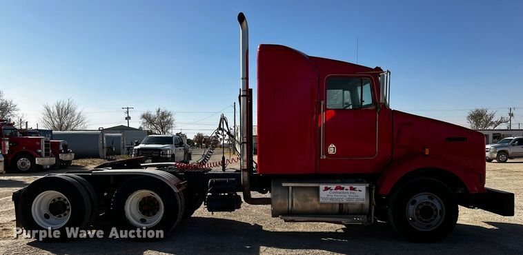 image for item DO8895 2000 Kenworth T800 semi truck