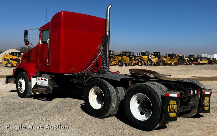 image for item DO8895 2000 Kenworth T800 semi truck