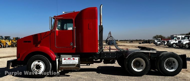 image for item DO8895 2000 Kenworth T800 semi truck