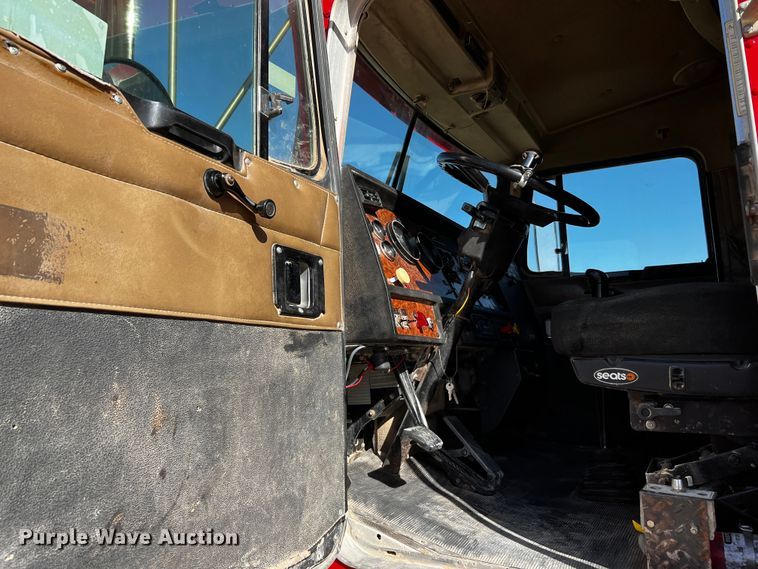 image for item DO8895 2000 Kenworth T800 semi truck