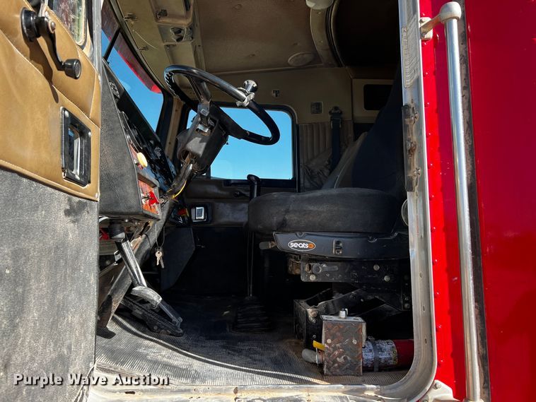 image for item DO8895 2000 Kenworth T800 semi truck