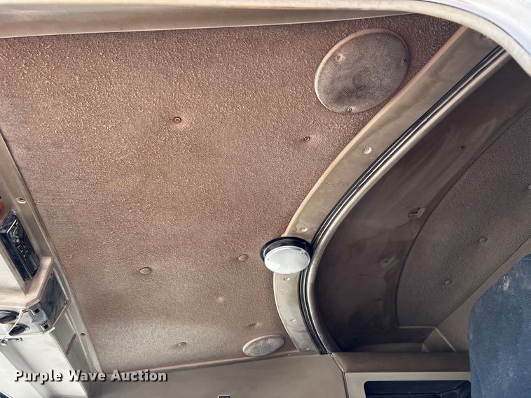 image for item DO8895 2000 Kenworth T800 semi truck