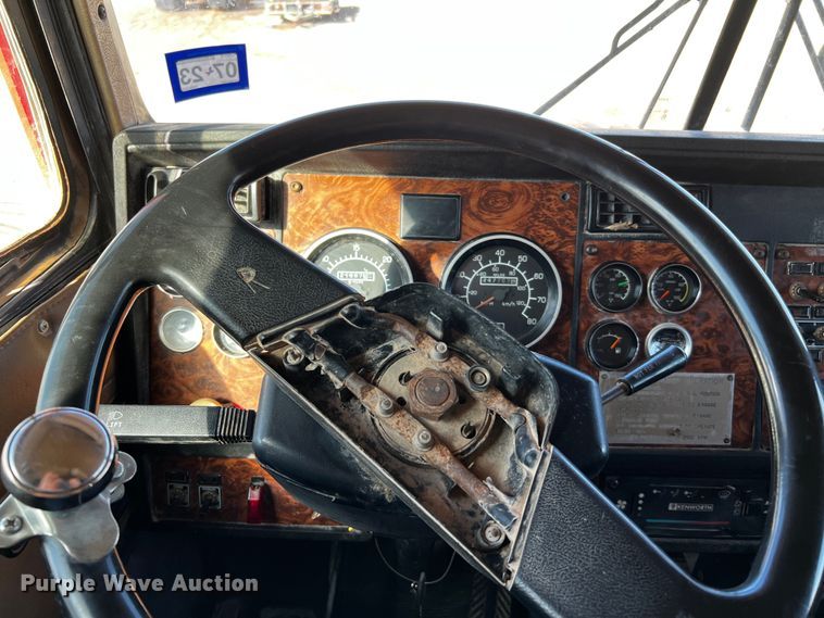 image for item DO8895 2000 Kenworth T800 semi truck