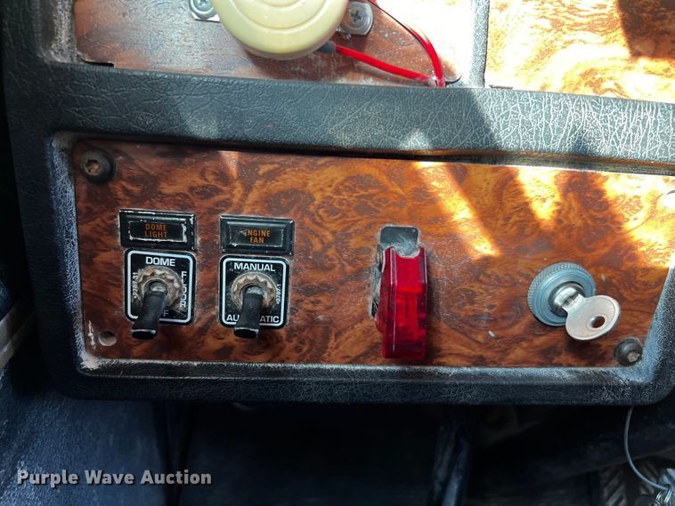 image for item DO8895 2000 Kenworth T800 semi truck