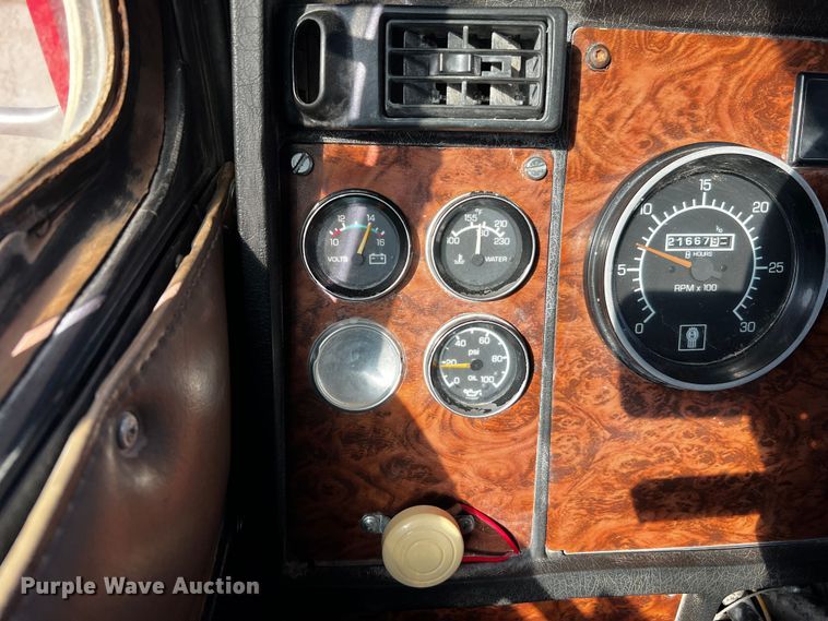 image for item DO8895 2000 Kenworth T800 semi truck