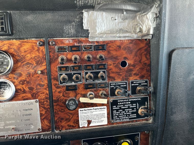 image for item DO8895 2000 Kenworth T800 semi truck