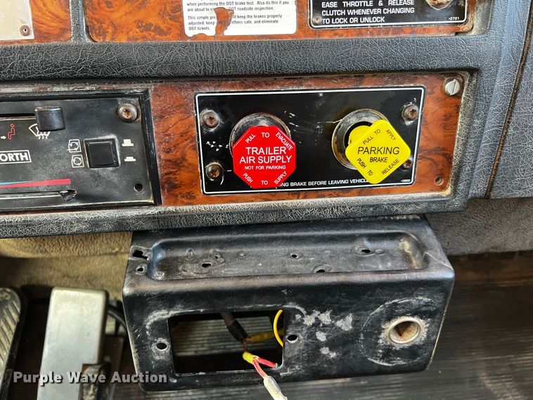 image for item DO8895 2000 Kenworth T800 semi truck