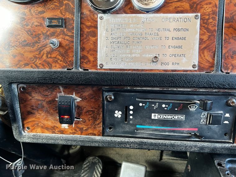 image for item DO8895 2000 Kenworth T800 semi truck