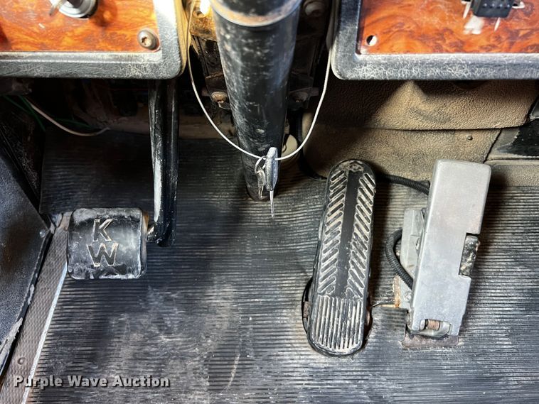 image for item DO8895 2000 Kenworth T800 semi truck