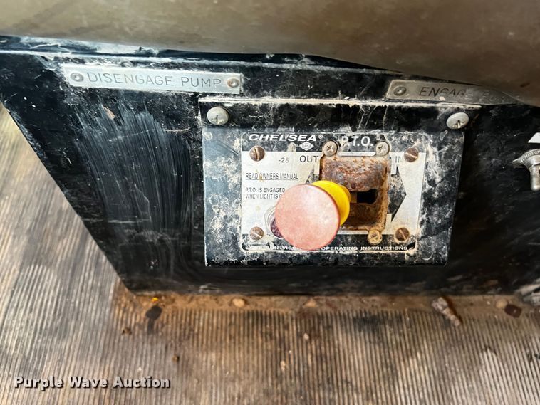 image for item DO8895 2000 Kenworth T800 semi truck