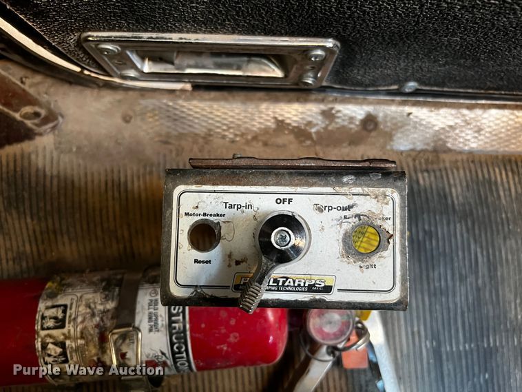 image for item DO8895 2000 Kenworth T800 semi truck