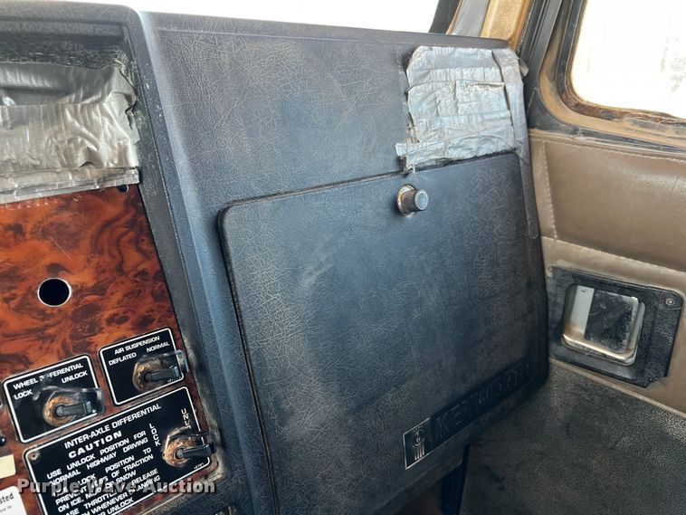 image for item DO8895 2000 Kenworth T800 semi truck