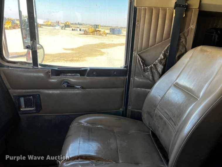 image for item DO8895 2000 Kenworth T800 semi truck