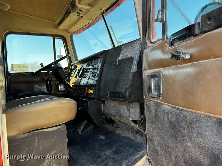 image for item DO8895 2000 Kenworth T800 semi truck