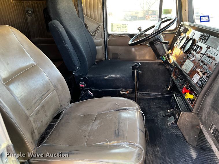 image for item DO8895 2000 Kenworth T800 semi truck