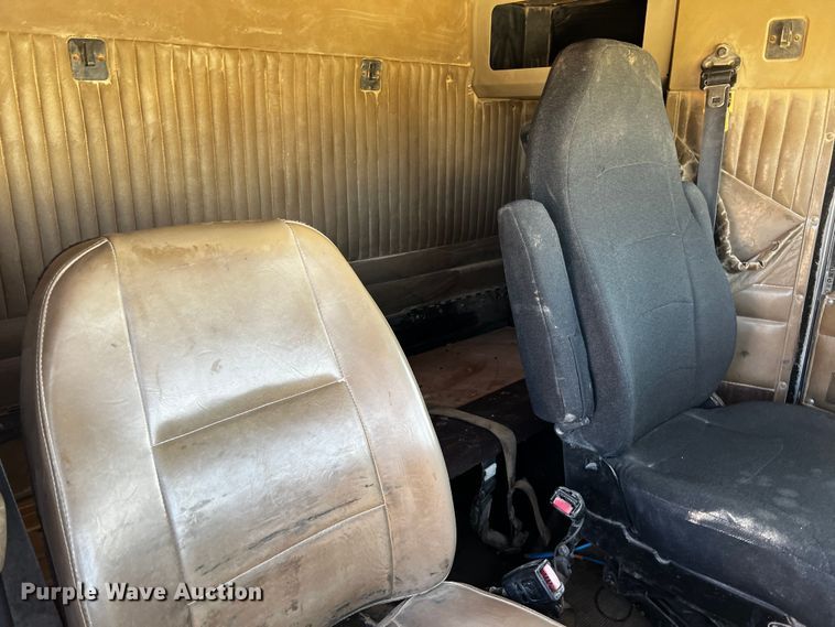 image for item DO8895 2000 Kenworth T800 semi truck