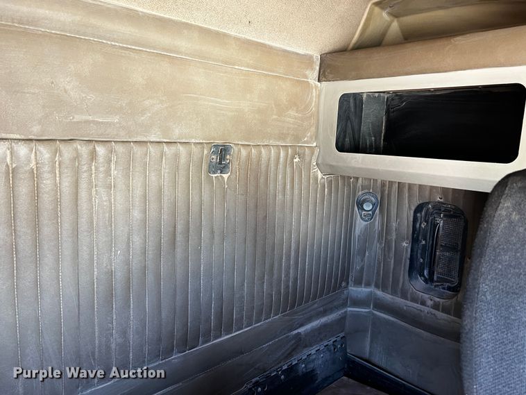 image for item DO8895 2000 Kenworth T800 semi truck