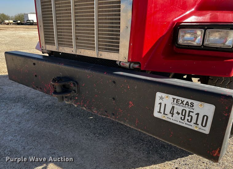 image for item DO8895 2000 Kenworth T800 semi truck