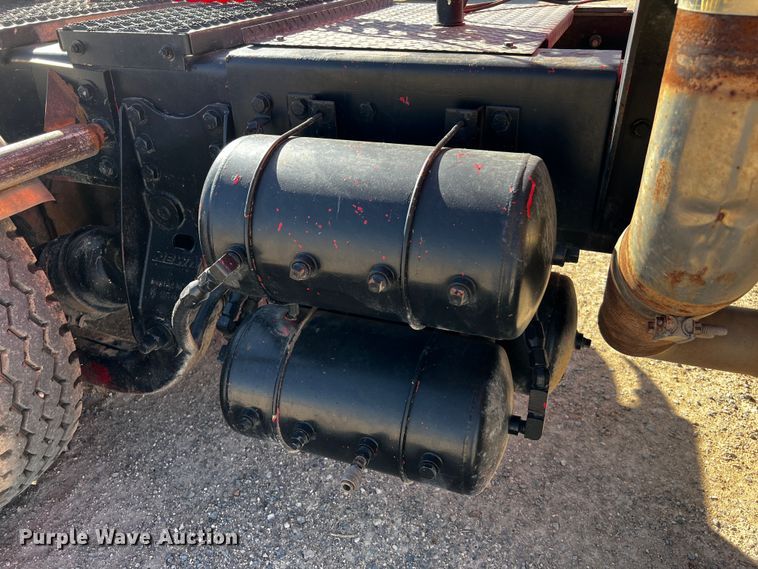 image for item DO8895 2000 Kenworth T800 semi truck