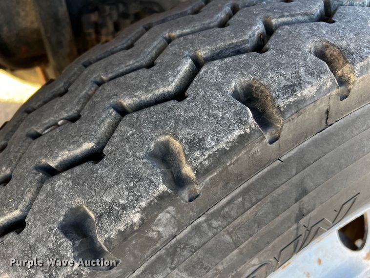 image for item DO8895 2000 Kenworth T800 semi truck