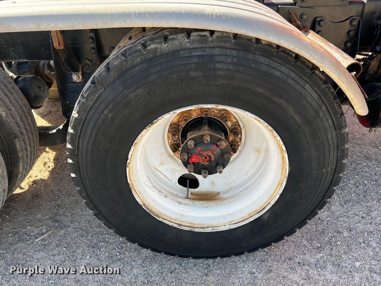 image for item DO8895 2000 Kenworth T800 semi truck