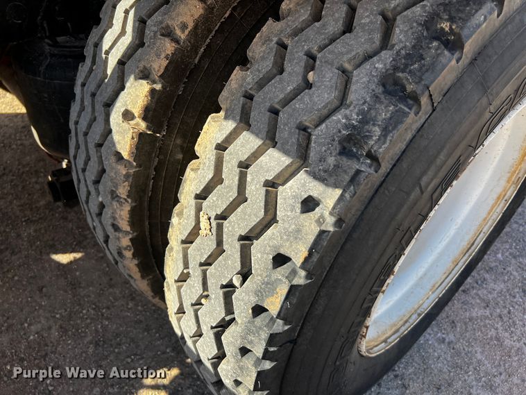 image for item DO8895 2000 Kenworth T800 semi truck