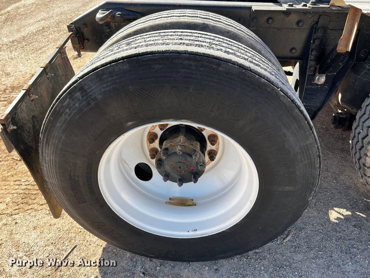 image for item DO8895 2000 Kenworth T800 semi truck