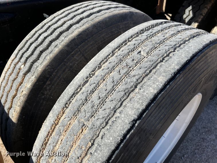 image for item DO8895 2000 Kenworth T800 semi truck