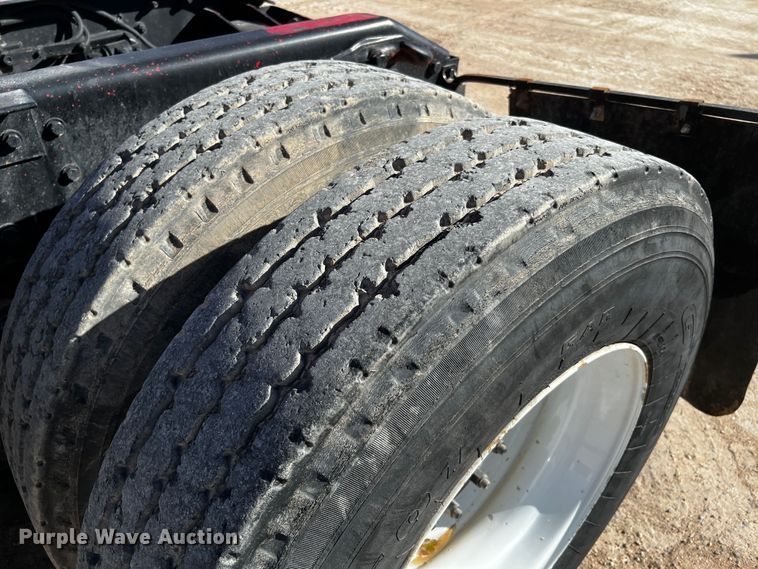 image for item DO8895 2000 Kenworth T800 semi truck