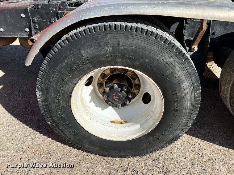 image for item DO8895 2000 Kenworth T800 semi truck