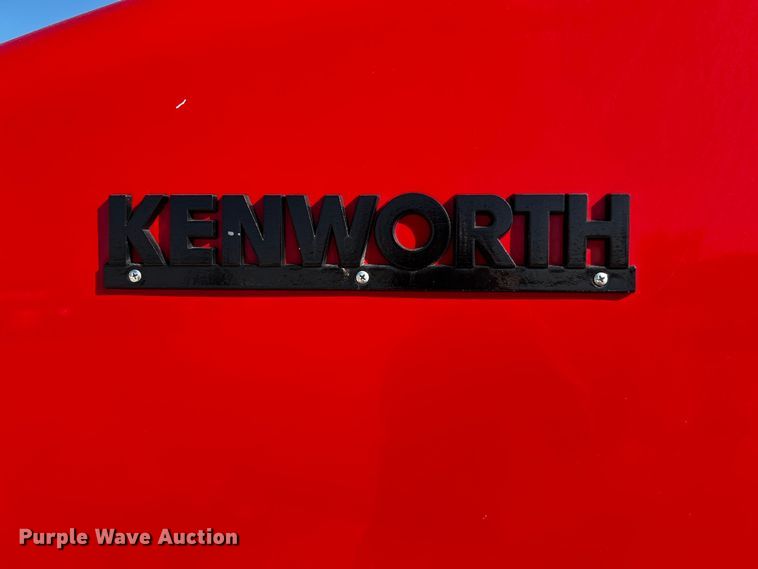 image for item DO8895 2000 Kenworth T800 semi truck