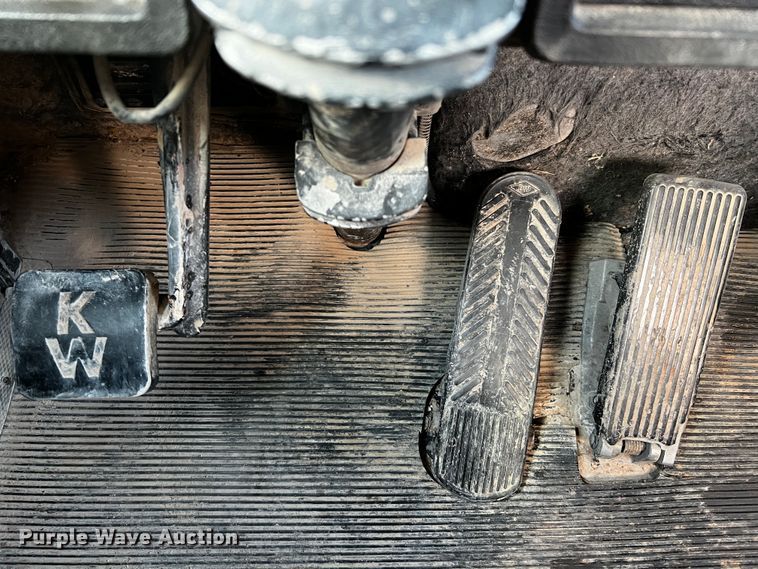 image for item DO8896 1995 Kenworth W900  semi truck